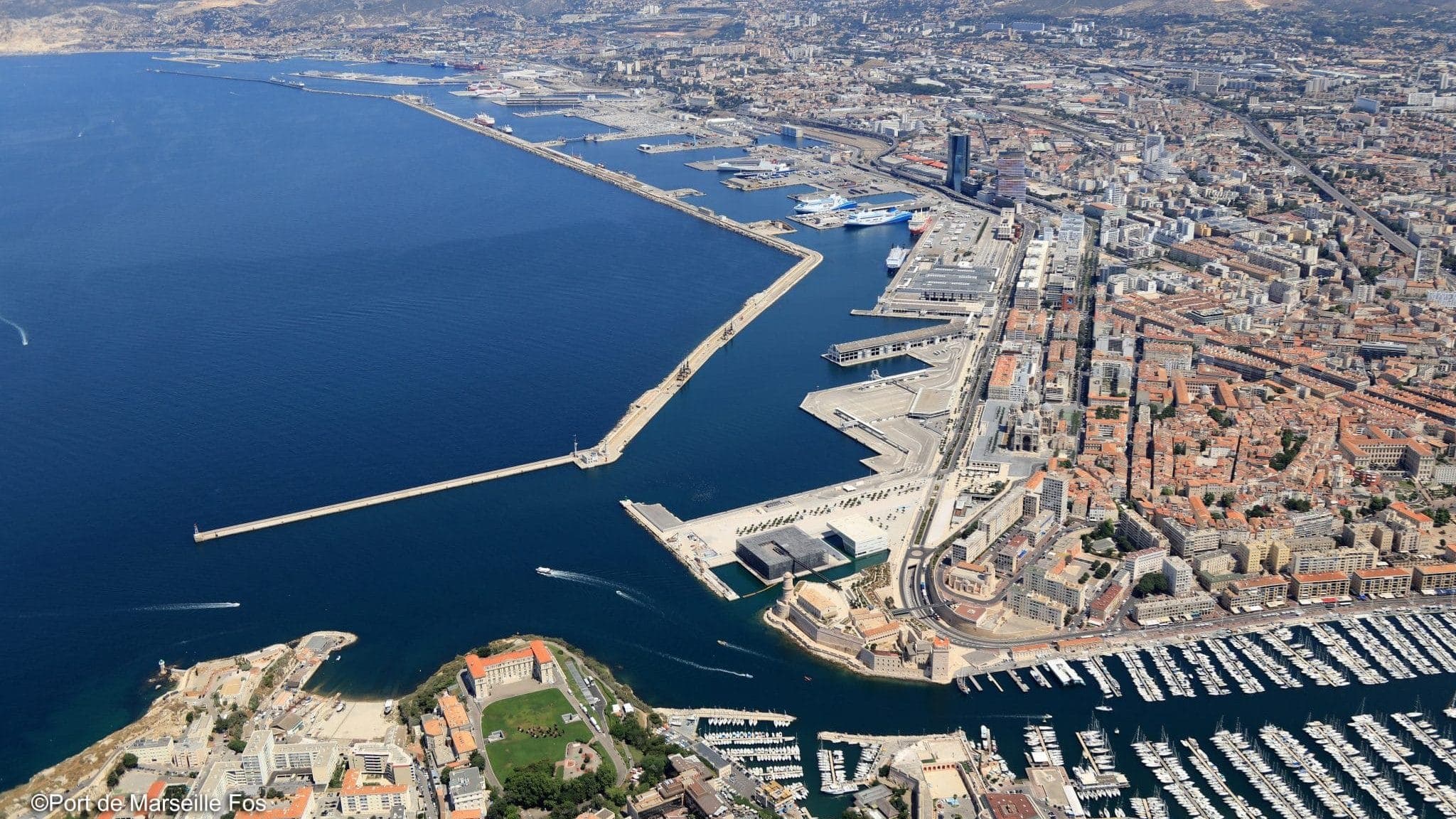 Mer formée et ciel dégagé au large de Marseille, un jour de mistral.